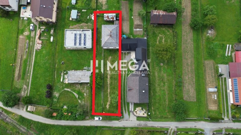 REZERVOVANÝ - Pôvodný rodinný dom v obci Dlhé nad Cirochou - Letecký pohľad na rodinný dom na Železničnej ulici v Dlhom nad Cirochou s pozemkom.