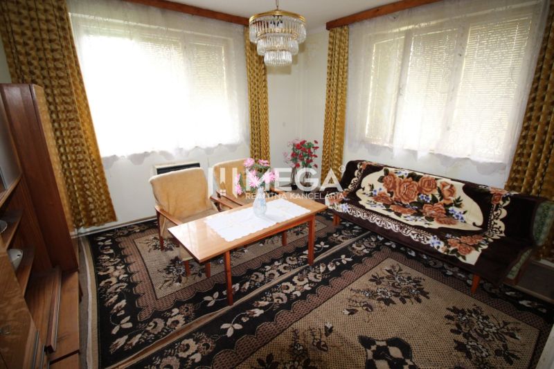 REZERVOVANÝ - Pôvodný rodinný dom v obci Dlhé nad Cirochou - Obývacia izba s kvetinovým kobercom, sedačkou a kreslami v rodinnom dome.