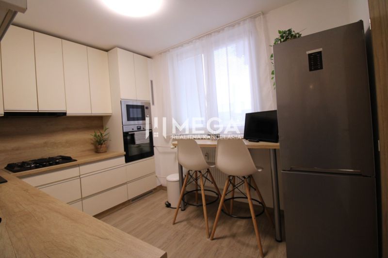 REZERVOVANÝ - Na prenájom moderný 3-izbový byt v meste Snina - Kuchyňa v 3-izbovom byte s moderným zariadením, vrátane pultu a barových stoličiek.