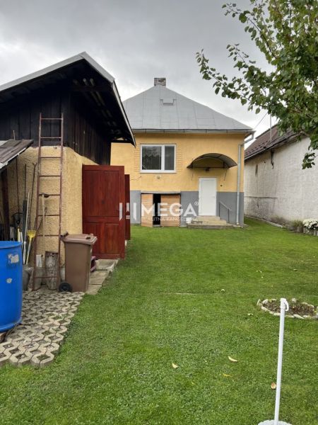 Znížena cena domu na Jesenského ulici v Snine - Rodinný dom na Jesenského ulici v Snine, so zeleným trávnikom a príslušenstvom.