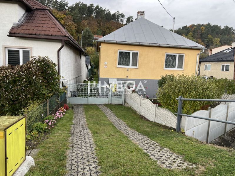 Znížena cena domu na Jesenského ulici v Snine - Rodinný dom na Jesenského ulici v Snine s trávnikom a záhradou.