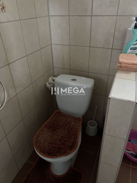 Znížena cena domu na Jesenského ulici v Snine - Kúpeľňa v rodinnom dome s toaletou, dlažba a nástenné obklady.