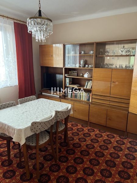 Znížena cena domu na Jesenského ulici v Snine - Jedáleň v rodinnom dome s retro nábytkom, koberec, lustrová lampa, záclony.