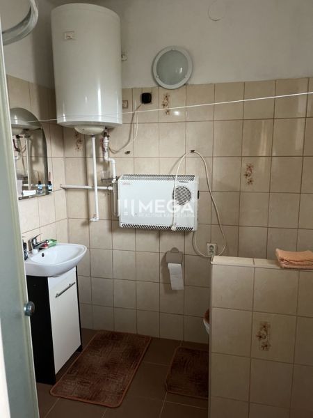 Znížena cena domu na Jesenského ulici v Snine - Kúpeľňa s plynovým kotlom a umývadlom v rodinnom dome, dlažba, jednoduché vybavenie.