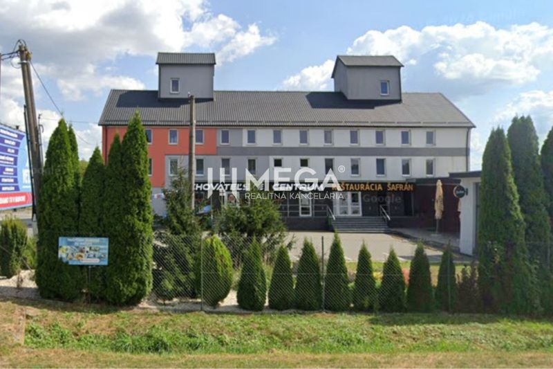 NA PRENÁJOM: Kancelárske priestory s 2-izbovým bytom a prístupom k reš - Budova s reštauráciou v Zalužiciach obklopená zeleňou a parkoviskom pred kanceláriami.