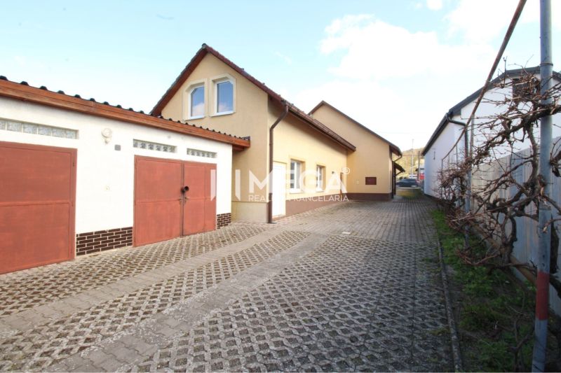 NA PREDAJ: Výnimočná nehnuteľnosť vo Vranove nad Topľou - Exteriér obchodných priestorov s garážami na ulici M. R. Štefánika, Vranov nad Topľou.