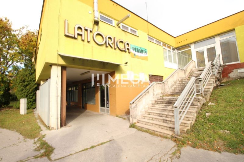 NA PRENÁJOM: Komerčný priestor v OC Latorica – Košice - Exteriér obchodných priestorov na Buzuluckej ulici v Košiciach III s nápisom 