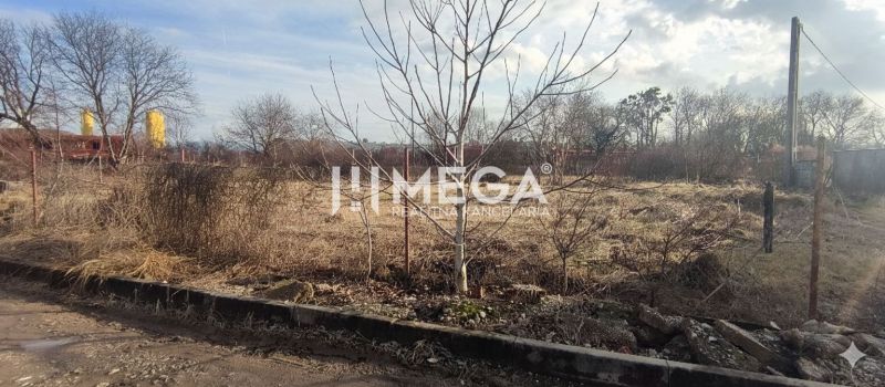 NA PREDAJ: Exkluzívny stavebný pozemok v Košiciach – Barca 957 m² - Pozemok vhodný na bývanie v oblasti Košice IV s riedkou vegetáciou a stromami.
