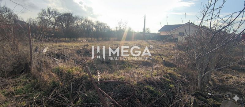 NA PREDAJ: Exkluzívny stavebný pozemok v Košiciach – Barca 957 m² - Pozemok na bývanie v Košiciach IV s viditeľným oplotením a okolím.
