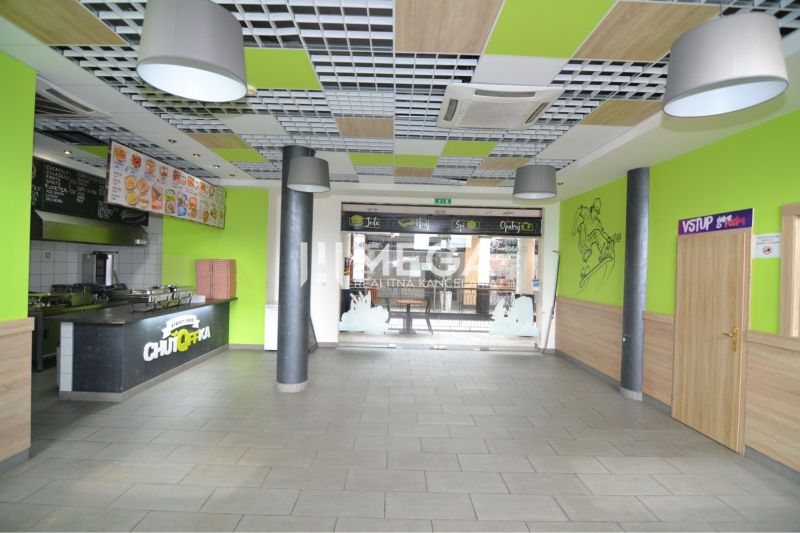 NA PRENÁJOM TOP GASTRO PRIESTOR NA PRENÁJOM – BEZ DEPOZITU - Obchodné priestory s jedálenským pultom, podlaha s dreveným dekorom, pestré interiérové prvky.