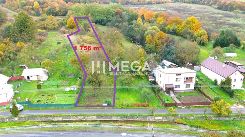 NA PREDAJ STAVEBNÝ POZEMOK – obec TURCOVCE - Pozemky - bývanie v Turcovciach, zelené plochy a okolité domy, rozloha 1756 m².