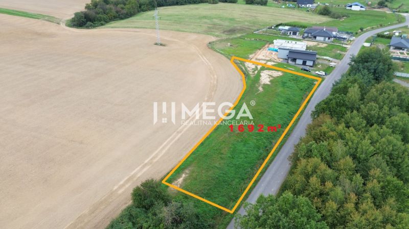 NA PREDAJ INVESTIČNÝ POZEMOK S PANORAMATICKÝM VÝHĽADOM SNINA - Pozemok na bývanie pri Hámorskej ulici v Snine o rozlohe 1692 m².