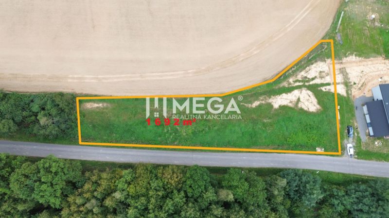 NA PREDAJ INVESTIČNÝ POZEMOK S PANORAMATICKÝM VÝHĽADOM SNINA - Pozemok na Hámorskej ulici v Snine, vhodný na bývanie, s výmerou 1692 m².