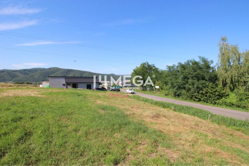 NA PREDAJ INVESTIČNÝ POZEMOK S PANORAMATICKÝM VÝHĽADOM SNINA - Pozemky na bývanie na Hámorskej ulici v Snine s výhľadom na zeleň.