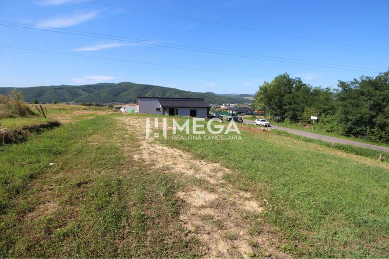 NA PREDAJ INVESTIČNÝ POZEMOK S PANORAMATICKÝM VÝHĽADOM SNINA - Pozemky na výstavbu v Snine na Hámorskej, ideálne pre bývanie, s krásnym výhľadom.