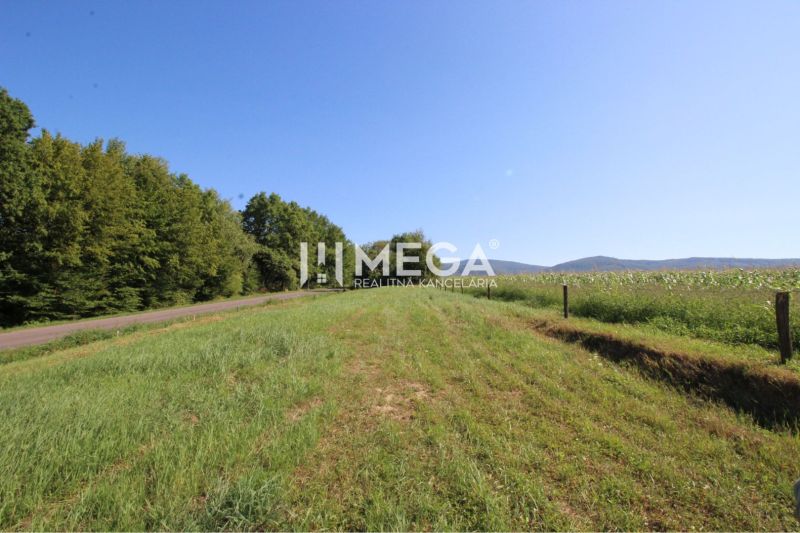 NA PREDAJ INVESTIČNÝ POZEMOK S PANORAMATICKÝM VÝHĽADOM SNINA - Pozemky - bývanie na Hámorskej ulici v Snine obklopené prírodou, vhodné na výstavbu.