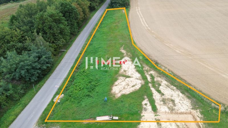 NA PREDAJ INVESTIČNÝ POZEMOK S PANORAMATICKÝM VÝHĽADOM SNINA - Pozemok na Hámorskej ulici v Snine, určený na bývanie, ohraničený cestou a lesom.