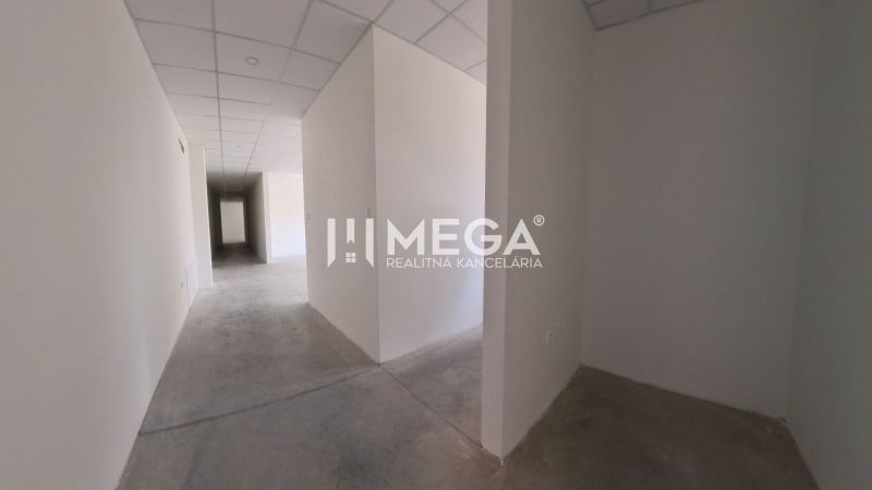 NA PRENÁJOM NOVÉ KANCELÁRIE od 689€/mesiac Laborecká HUMENNÉ - Chodba v kancelárii s bielymi stenami, podlaha z betónu, podhľadový strop.