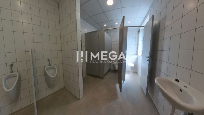 NA PRENÁJOM NOVÉ KANCELÁRIE od 689€/mesiac Laborecká HUMENNÉ - V kanceláriách sa nachádzajú toalety s bielymi obkladmi a niekoľkými kabínkami.