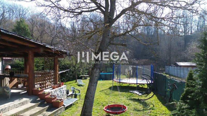 TOP CENA NA PREDAJ UNIKÁTNY RODINNÝ DOM MEDZILABORCE - Záhrada Rodinného domu na Kapitána Nálepku v Medzilaborciach s hojdačkou a trampolínou.