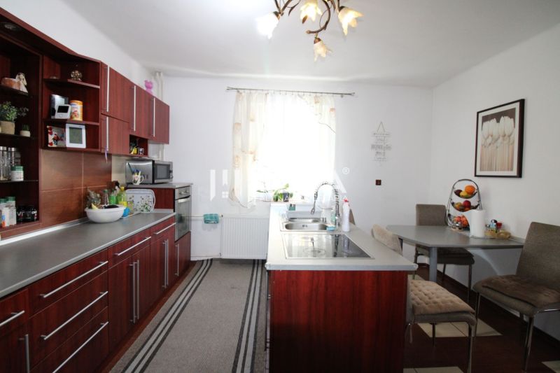 TOP CENA NA PREDAJ UNIKÁTNY RODINNÝ DOM MEDZILABORCE - Kuchyňa v rodinnom dome s tmavým nábytkom, jedálenským stolom a podlahou s dreveným dekorom.
