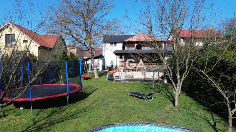 TOP CENA NA PREDAJ UNIKÁTNY RODINNÝ DOM MEDZILABORCE - Rodinný dom na ulici Kpt. Nálepku v Medzilaborciach, záhrada s trampolínou a bazénom.