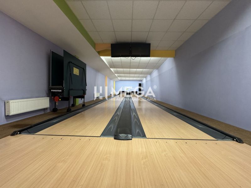 NA PREDAJ: OBJEKT VHODNÝ NA PODNIKANIE-SKLADOVANIE A SLUŽBY - Bowlingová dráha s podlahou s dreveným dekorom, interiér Sklady a haly.