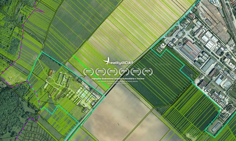 Investičná orná pôda 1 583 m² v Smoleniciach - Letecký pohľad na poľnohospodárske a lesné pozemky pri Továrenskej ulici v Smoleniciach.