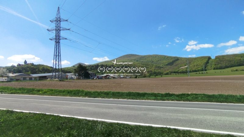 Investičná orná pôda 1 583 m² v Smoleniciach - Krajina na Továrenskej v Smoleniciach s poľnohospodárskymi a lesnými pozemkami a elektrickým vedením.