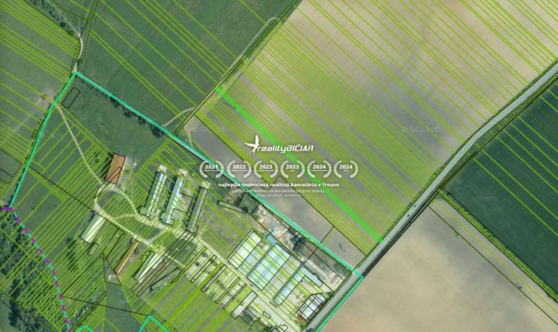 Investičná orná pôda 1 583 m² v Smoleniciach - Letecký pohľad na poľnohospodárske a lesné pozemky v Smoleniciach na Továrenskej ulici.