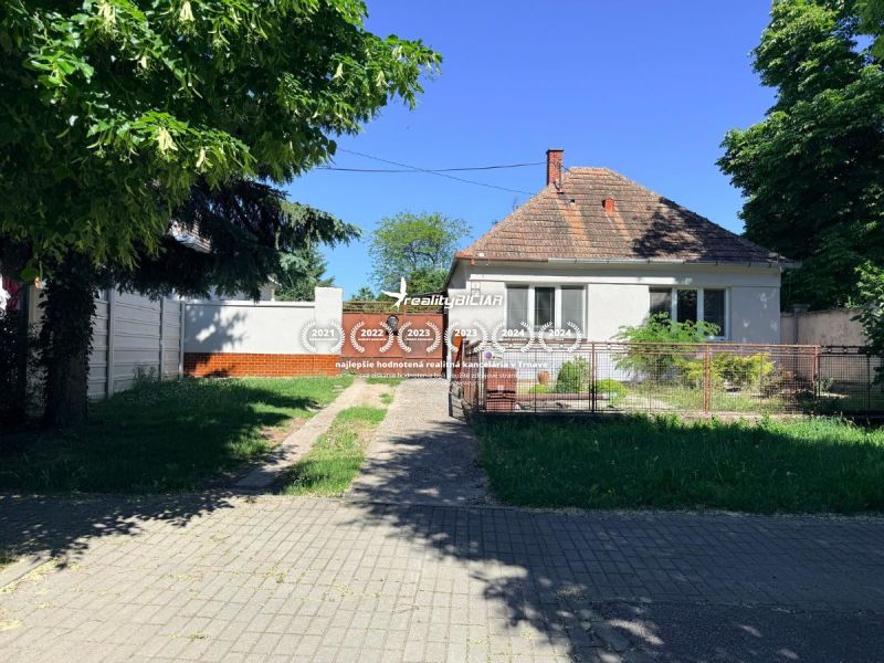 V exkluzívnom zastúpení majiteľa ponúkame na predaj rodinný dom - Rodinný dom na Hlavnej ulici v Zavare so záhradou, obrastené stromami.
