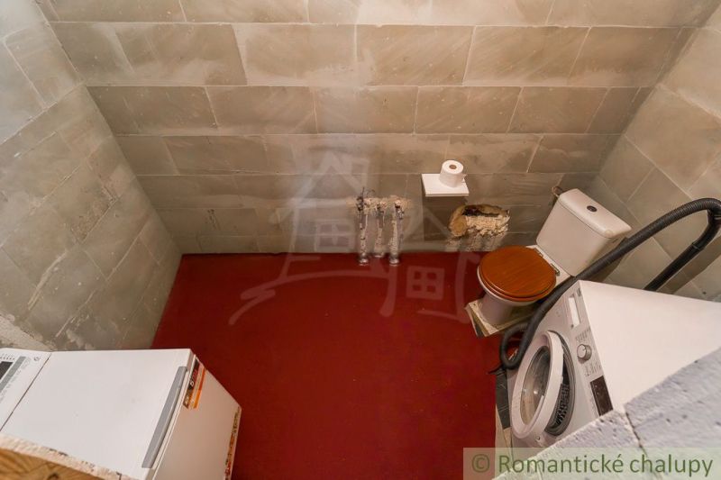 Pokojné bývanie v záhradkárskej osade s možnosťou rekreačného aj celor - Kúpeľňa v chate so starším vybavením, práčkou a toaletou.