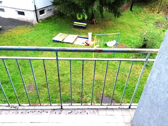 PRENÁJOM: ÚTULNÝ 2 IZBOVÝ BYT S BALKÓNOM, UHLISKO - Výhľad z balkóna na detské ihrisko patrí k 2-izbovému bytu na Družstevnej v Banskej Bystrici.