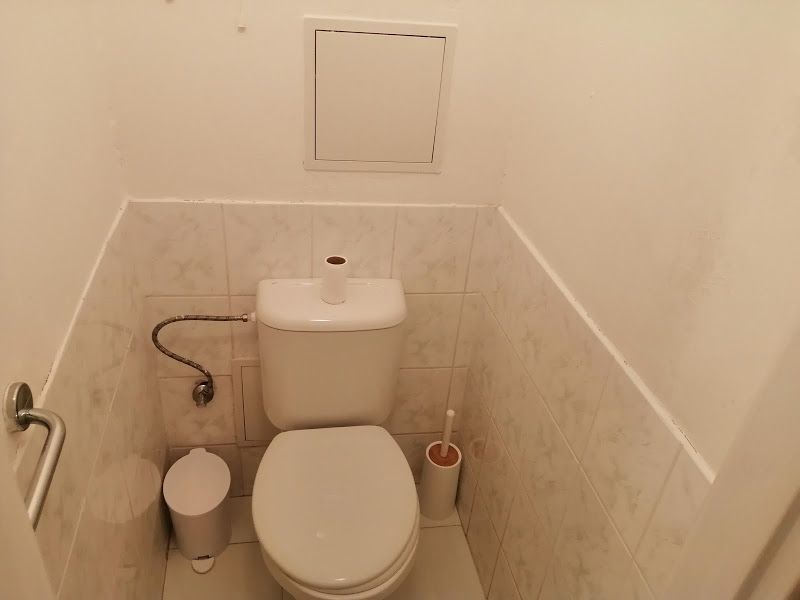 PRENÁJOM: ÚTULNÝ 2 IZBOVÝ BYT S BALKÓNOM, UHLISKO - Kúpeľňa v 2-izbovom byte s bielym obkladom a toaletou.