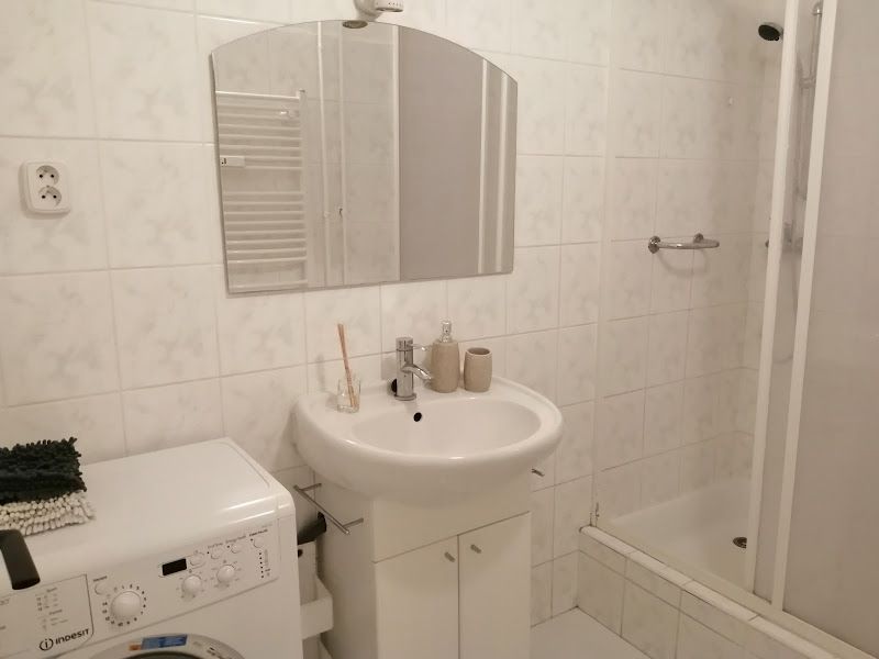 PRENÁJOM: ÚTULNÝ 2 IZBOVÝ BYT S BALKÓNOM, UHLISKO - Kúpeľňa v 2-izbovom byte s práčkou, sprchovým kútom a umývadlom.