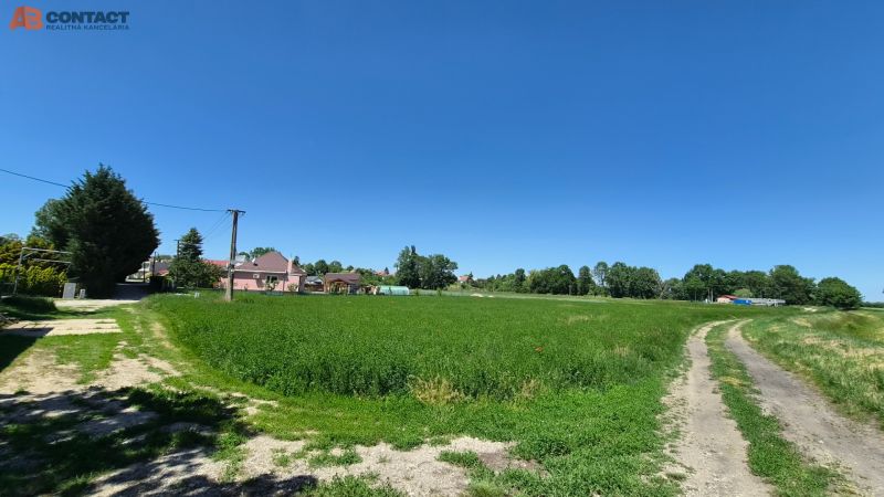 Stavebný pozemok v pokojnej časti obce Veselé - Pozemky - bývanie v meste Veselé na ulici Veselé, ponúkajú trávnatú plochu a prístupovú cestu.