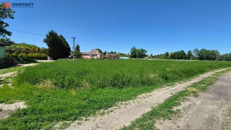 Stavebný pozemok v pokojnej časti obce Veselé - Pozemky - bývanie v obci Veselé, ulica Veselé, s rozsiahlou zelenou lúkou a domami.