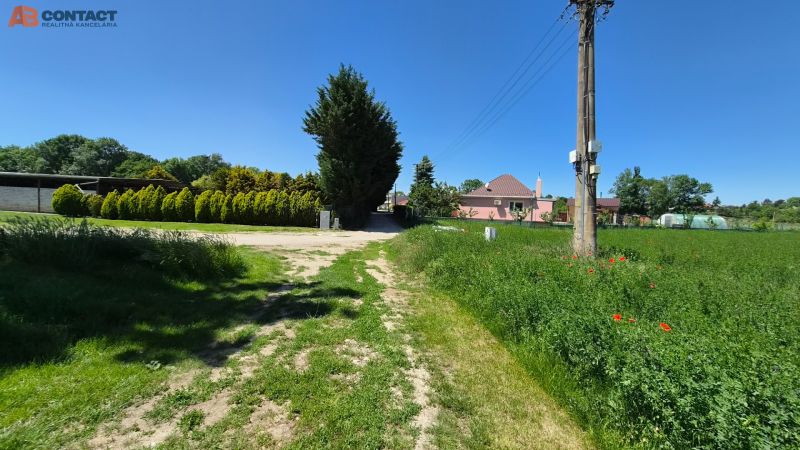 Stavebný pozemok v pokojnej časti obce Veselé - Zeleň a príjazdová cesta na ulici Veselé v meste Veselé. Pozemky - bývanie.