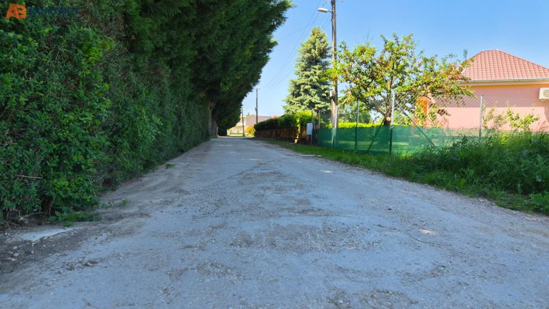 Stavebný pozemok v pokojnej časti obce Veselé - Cesta lemovaná zeleňou na ulici Veselé v Veselé, vhodná pre Pozemky - bývanie.