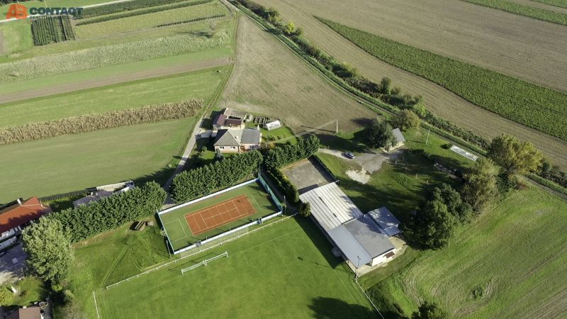 Stavebný pozemok v pokojnej časti obce Veselé - Letecký pohľad na športový areál a pole v oblasti Veselé, Pozemky - bývanie.