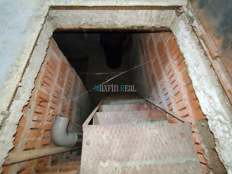 Na predaj priestranný 3-izbový byt s garážou v Nitre – Chrenová - V pivničnom priestore 3-izbového bytu je schodisko a odhalené tehly steny.