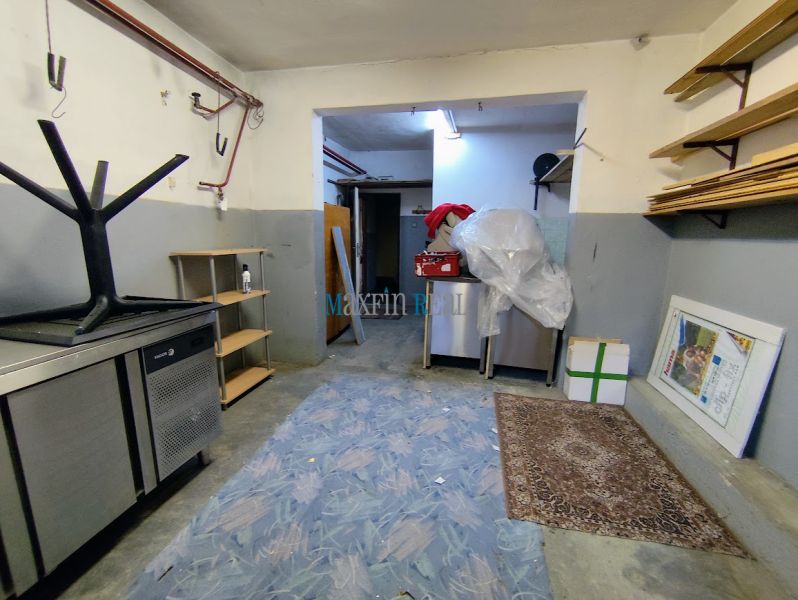 Na predaj priestranný 3-izbový byt s garážou v Nitre – Chrenová - Suterénna miestnosť s kobercom, skriňami a kovovým stolom.