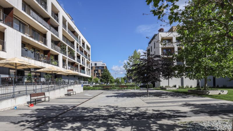 PRENÁJOM - Zariadený 2 izb. byt v zóne Viladomy Slnečnice - Exteriér moderných bytov na Žltej ulici v Bratislave - Petržalke, obklopený zeleňou.