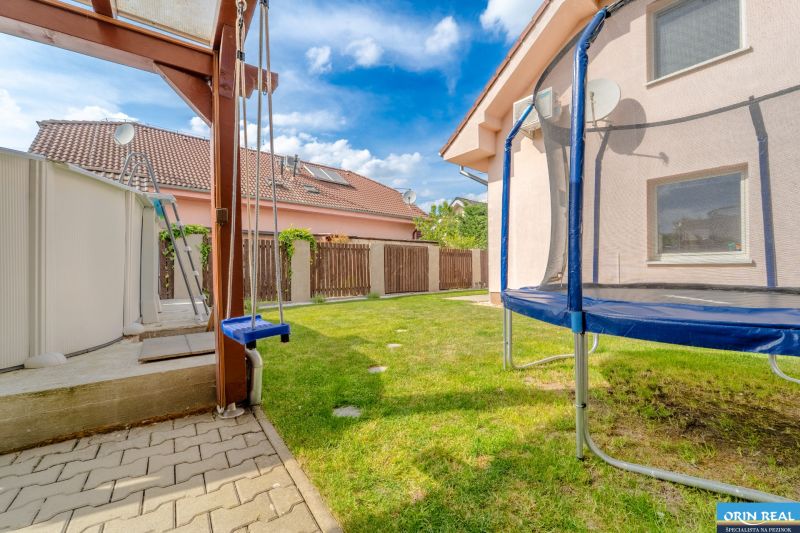 ZNÍŽENÁ CENA -SLNEČNÝ RODINNÝ DOM NA ČIERNEJ VODE - Trampolína a hojdačka v záhrade rodinného domu na Hornodvorskej v Chorvátskom Grobe.