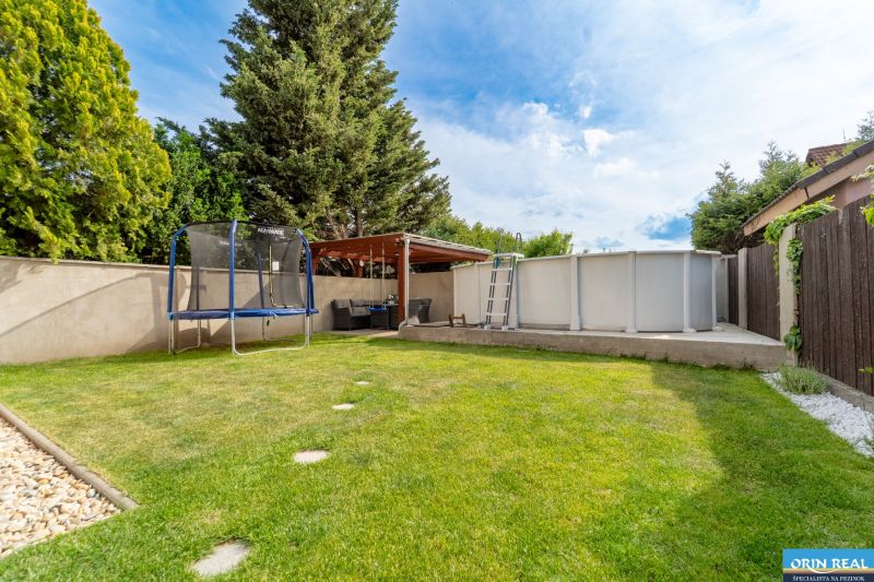 ZNÍŽENÁ CENA -SLNEČNÝ RODINNÝ DOM NA ČIERNEJ VODE - Záhrada rodinného domu na Hornodvorskej v Chorvátskom Grobe s trampolínou a bazénom.