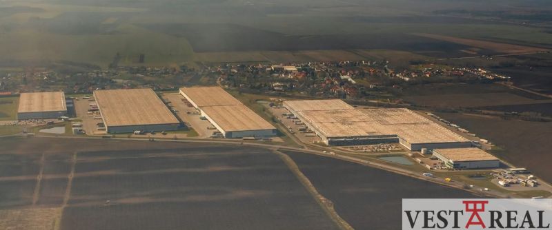 Prenájom A-Class logistickej haly s kanceláriami – 7 026 m², Galanta - Letecký pohľad na Sklady a haly v Galante s okolím obce.