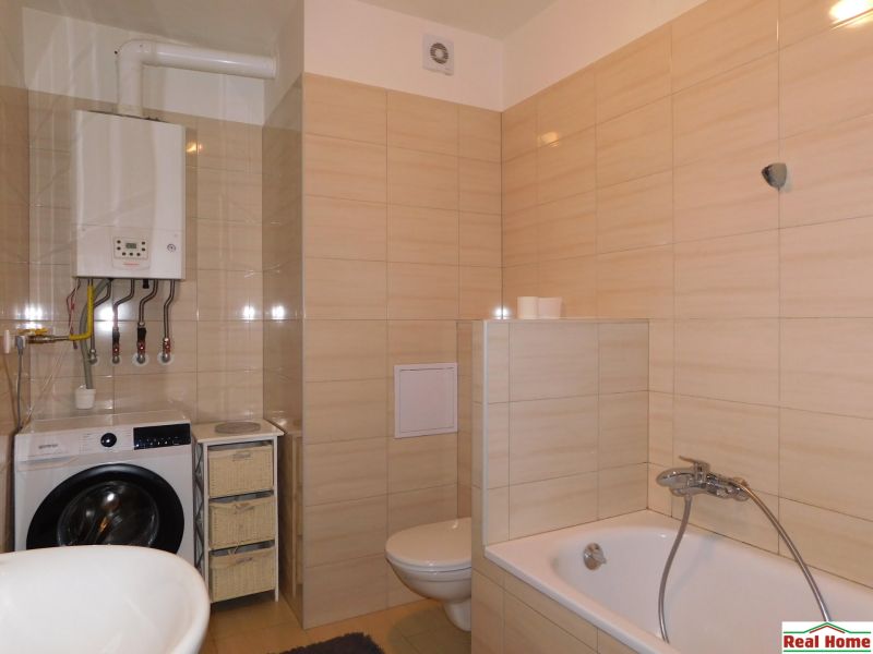 Moderný 2-izbový byt na prenájom-Hviezdoslavov–parkovanie,klimatizácia - Kúpeľňa v 2-izbovom byte s práčkou, vaňou a plynovým kotlom.