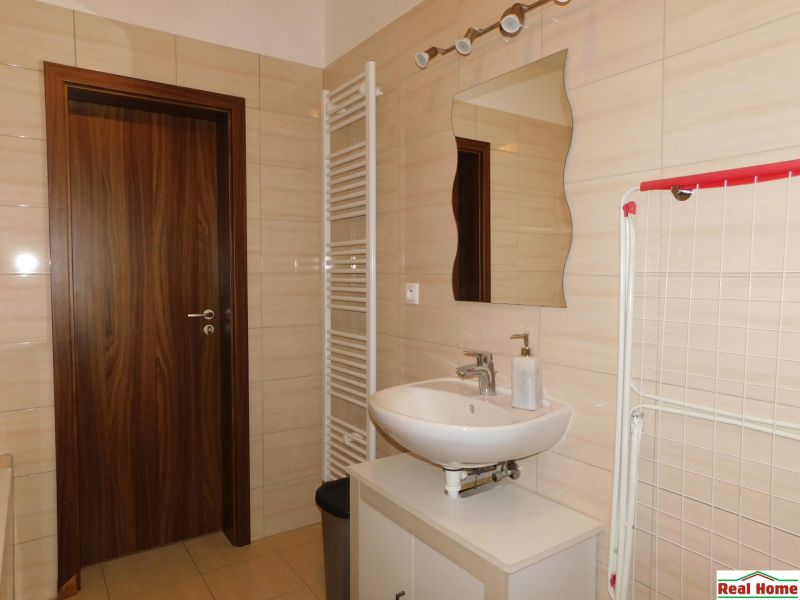 Moderný 2-izbový byt na prenájom-Hviezdoslavov–parkovanie,klimatizácia - Kúpeľňa v 2-izbovom byte s umývadlom, zrkadlom a rebríkovým radiátorom.