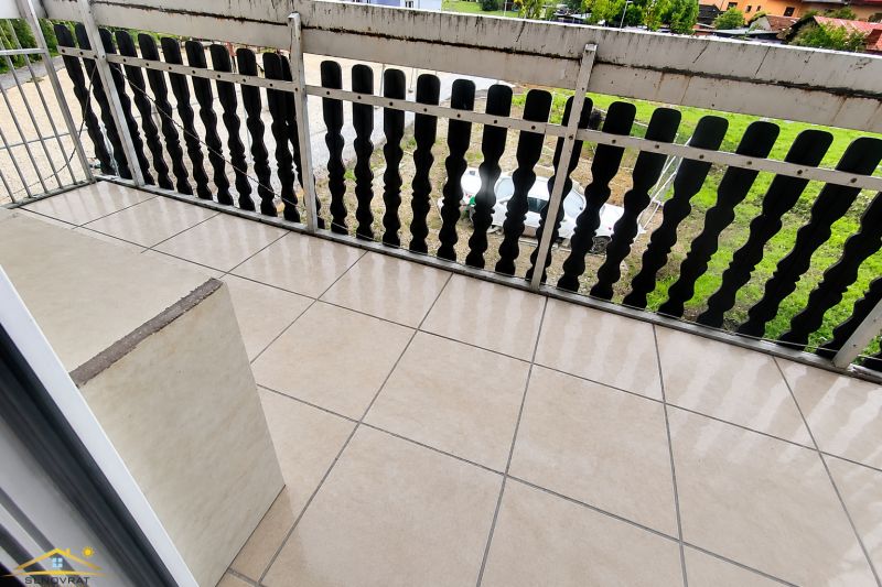 Na predaj: 3-izbový byt v meste Krásno nad Kysucou - Balkón s keramickou dlažbou a zábradlím, výhľad do záhrady v Krásne nad Kysucou.