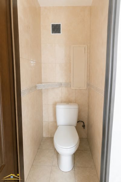 Na predaj: 3-izbový byt v meste Krásno nad Kysucou - Kúpeľňové priestory s WC, jednoduchý a čistý dizajn v 3-izbovom byte.